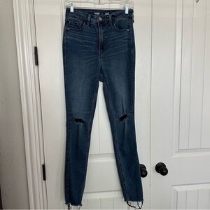 Women’s Old Navy Skinny Jeans with Distressed Details (6 tall)